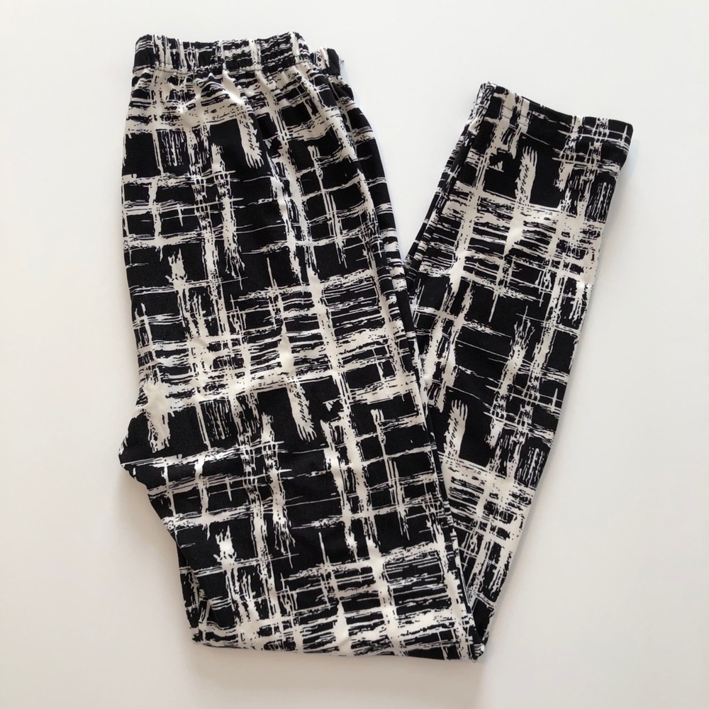 White & Black Patterned Soft Leggings